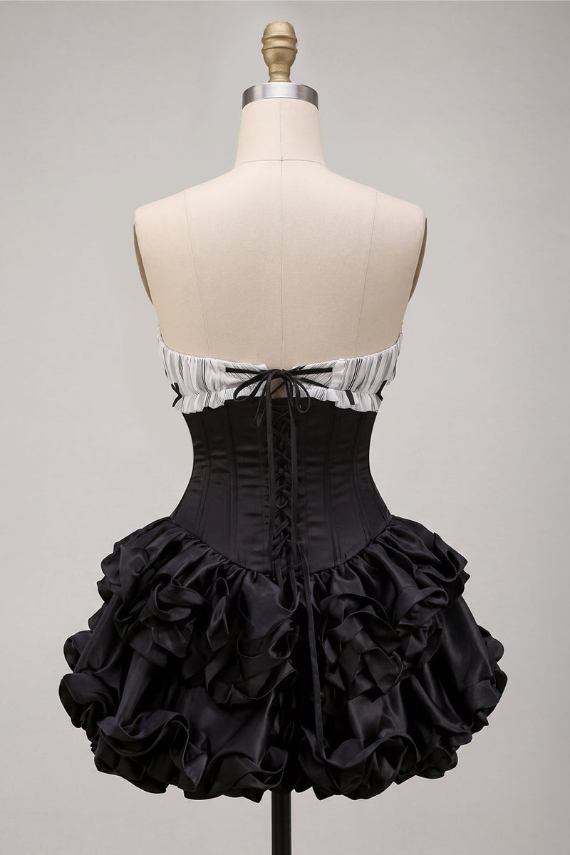 Laden Sie das Bild in den Galerie-Viewer, Schwarzes Satin-A-Linie, trägerloses, gestuftes Rüschen-Korsett-Homecoming-Kleid mit Spitze hinten