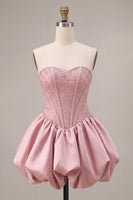 Laden Sie das Bild in den Galerie-Viewer, A-Line pinkes, trägerloses Korsett, Satin-Homecoming-Kleid mit Perlenbesatz