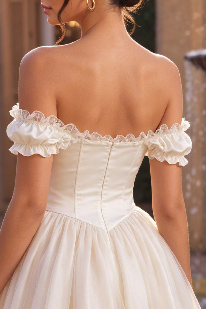 Laden Sie das Bild in den Galerie-Viewer, Elfenbeinfarbenes A-Linien-Korsett-Satin-Homecoming-Kleid mit Rüschen