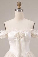 Laden Sie das Bild in den Galerie-Viewer, Elfenbeinfarbenes A-Linien-Korsett-Satin-Homecoming-Kleid mit Rüschen