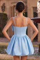 Laden Sie das Bild in den Galerie-Viewer, A-Line himmelblaues Satin-Spaghettiträger-Korsett-Heimkehrkleid mit Schleife