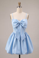 Laden Sie das Bild in den Galerie-Viewer, A-Line himmelblaues Satin-Spaghettiträger-Korsett-Heimkehrkleid mit Schleife