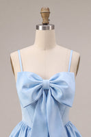 Laden Sie das Bild in den Galerie-Viewer, A-Line himmelblaues Satin-Spaghettiträger-Korsett-Heimkehrkleid mit Schleife