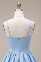 Laden Sie das Bild in den Galerie-Viewer, A-Line himmelblaues Satin-Spaghettiträger-Korsett-Heimkehrkleid mit Schleife