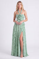 Laden Sie das Bild in den Galerie-Viewer, Salbei-Floral-Chiffon-Chiffon-Neckholderhals mit Rüschen und langem Brautjungfernkleid mit Schlitz