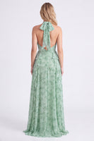 Laden Sie das Bild in den Galerie-Viewer, Salbei-Floral-Chiffon-Chiffon-Neckholderhals mit Rüschen und langem Brautjungfernkleid mit Schlitz