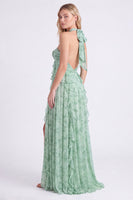 Laden Sie das Bild in den Galerie-Viewer, Salbei-Floral-Chiffon-Chiffon-Neckholderhals mit Rüschen und langem Brautjungfernkleid mit Schlitz