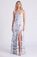 Laden Sie das Bild in den Galerie-Viewer, Hellblaues A-Linien-Floral-Chiffon-Spaghetti-Träger mit Rüschen langes Brautjungfernkleid mit Schlitz