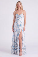 Laden Sie das Bild in den Galerie-Viewer, Hellblaues A-Linien-Floral-Chiffon-Spaghetti-Träger mit Rüschen langes Brautjungfernkleid mit Schlitz