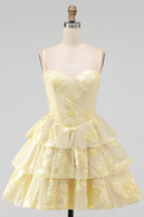 Laden Sie das Bild in den Galerie-Viewer, Daffodil A-Linie gestufte Rüschen Kurzes Homecoming-Kleid mit Blumenstickerei