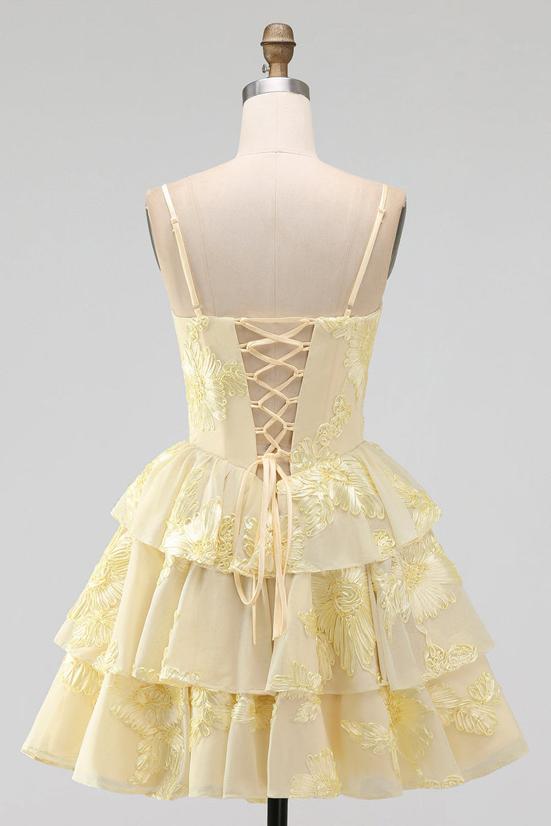 Laden Sie das Bild in den Galerie-Viewer, Daffodil A-Linie gestufte Rüschen Kurzes Homecoming-Kleid mit Blumenstickerei