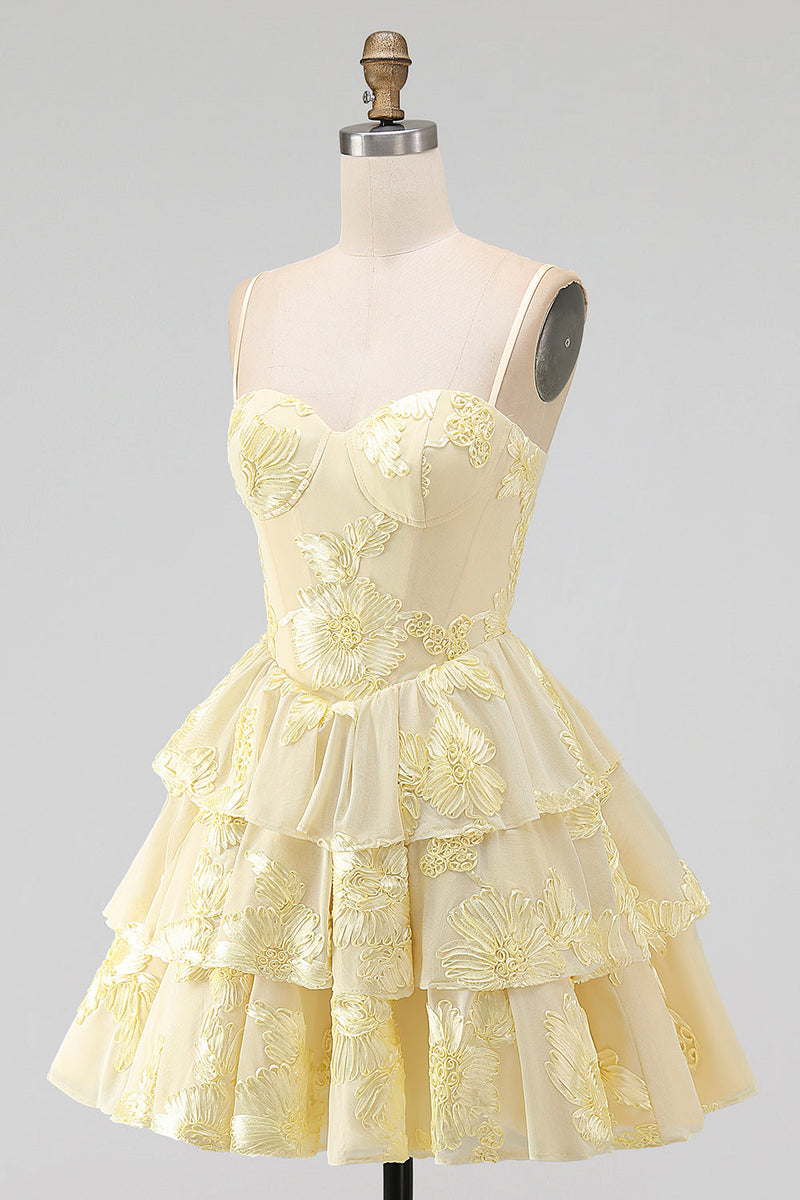 Laden Sie das Bild in den Galerie-Viewer, Daffodil A-Linie gestufte Rüschen Kurzes Homecoming-Kleid mit Blumenstickerei