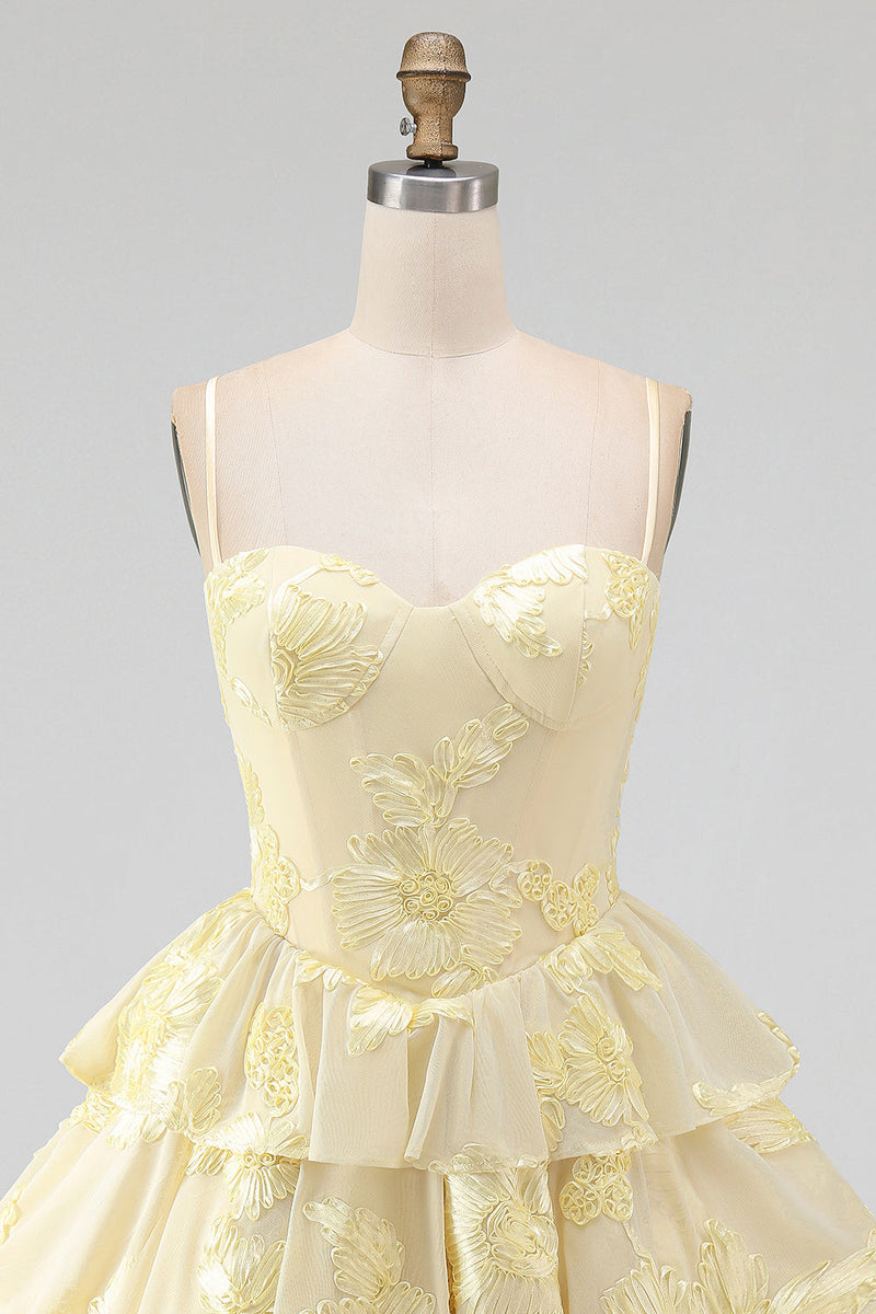 Laden Sie das Bild in den Galerie-Viewer, Daffodil A-Linie gestufte Rüschen Kurzes Homecoming-Kleid mit Blumenstickerei
