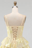 Laden Sie das Bild in den Galerie-Viewer, Daffodil A-Linie gestufte Rüschen Kurzes Homecoming-Kleid mit Blumenstickerei