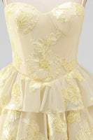 Laden Sie das Bild in den Galerie-Viewer, Daffodil A-Linie gestufte Rüschen Kurzes Homecoming-Kleid mit Blumenstickerei