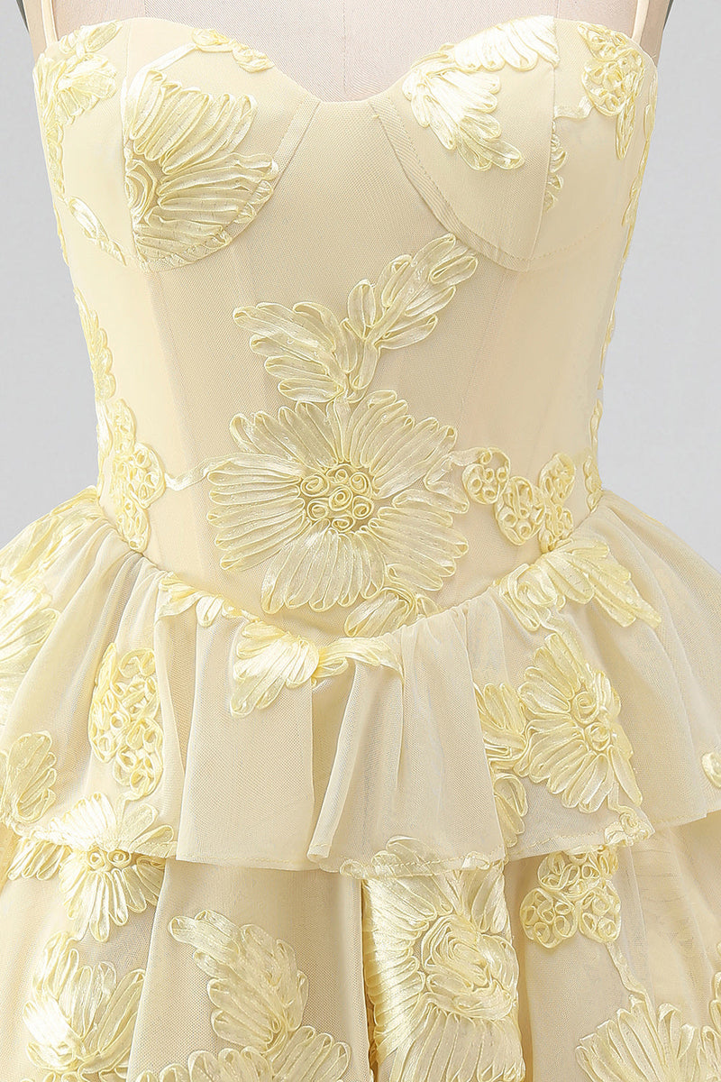 Laden Sie das Bild in den Galerie-Viewer, Daffodil A-Linie gestufte Rüschen Kurzes Homecoming-Kleid mit Blumenstickerei