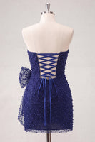 Laden Sie das Bild in den Galerie-Viewer, Marineblaues, trägerloses, mit Perlen besetztes, enges Spitzen-Hinten-Kurzes Homecoming-Kleid mit Schleife