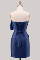 Laden Sie das Bild in den Galerie-Viewer, Blaues satinfarbenes, strapless gerafftes, enges Homecoming-Kleid mit Schleife