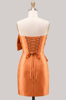 Laden Sie das Bild in den Galerie-Viewer, Blaues satinfarbenes, strapless gerafftes, enges Homecoming-Kleid mit Schleife