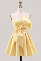 Laden Sie das Bild in den Galerie-Viewer, A-Linie Narzissen-Satin-Trägerloses, gerafftes Spitzen-Heimkehrkleid mit Schleife