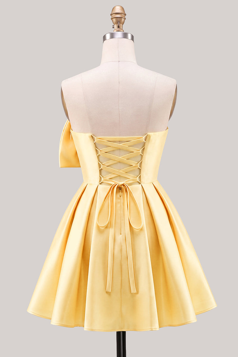 Laden Sie das Bild in den Galerie-Viewer, A-Linie Narzissen-Satin-Trägerloses, gerafftes Spitzen-Heimkehrkleid mit Schleife