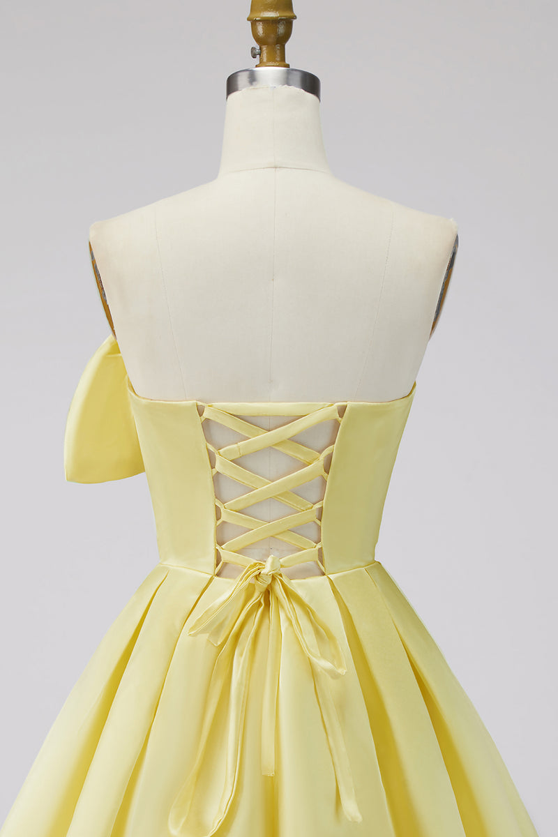 Laden Sie das Bild in den Galerie-Viewer, A-Linie Narzissen Satin Trägerloses Gerafftes Schnürung Kurzes Abendkleid mit Schleife