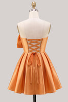 Laden Sie das Bild in den Galerie-Viewer, A-Linie Narzissen-Satin-Trägerloses, gerafftes Spitzen-Heimkehrkleid mit Schleife