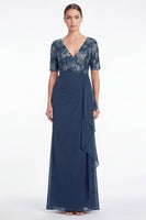 Laden Sie das Bild in den Galerie-Viewer, Marineblaues Meerjungfrauen-Floral-V-Ausschnitt mit gerafftem Chiffon Lange Mutter-der-Braut-Kleid mit Rüschen