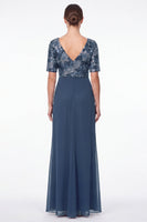 Laden Sie das Bild in den Galerie-Viewer, Marineblaues Meerjungfrauen-Floral-V-Ausschnitt mit gerafftem Chiffon Lange Mutter-der-Braut-Kleid mit Rüschen