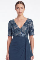Laden Sie das Bild in den Galerie-Viewer, Marineblaues Meerjungfrauen-Floral-V-Ausschnitt mit gerafftem Chiffon Lange Mutter-der-Braut-Kleid mit Rüschen