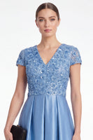 Laden Sie das Bild in den Galerie-Viewer, A-Linie blaue V-Ausschnitt-Satinpailletten Langes Mutter-der-der-Braut-Kleid mit kurzen Ärmeln