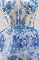Laden Sie das Bild in den Galerie-Viewer, Weißblaues Blumiges Trägerloses Transparentes Korsett Gestuftes A-Linie Kurzes Abendkleid mit Schnürung