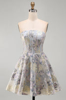 Laden Sie das Bild in den Galerie-Viewer, A-Linie blaues blumiges trägerloses Korsett mit Rüschen aus Jacquard-Spitze Rücken-Homecoming-Kleid