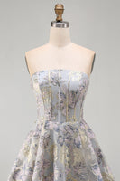 Laden Sie das Bild in den Galerie-Viewer, A-Linie blaues blumiges trägerloses Korsett mit Rüschen aus Jacquard-Spitze Rücken-Homecoming-Kleid