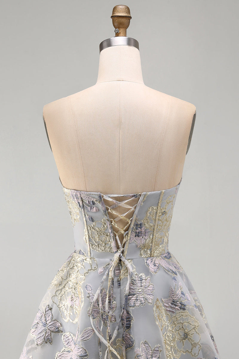 Laden Sie das Bild in den Galerie-Viewer, A-Linie blaues blumiges trägerloses Korsett mit Rüschen aus Jacquard-Spitze Rücken-Homecoming-Kleid