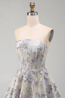 Laden Sie das Bild in den Galerie-Viewer, A-Linie blaues blumiges trägerloses Korsett mit Rüschen aus Jacquard-Spitze Rücken-Homecoming-Kleid
