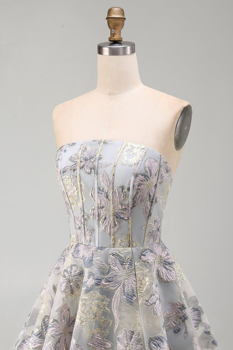 Laden Sie das Bild in den Galerie-Viewer, A-Linie blaues blumiges trägerloses Korsett mit Rüschen aus Jacquard-Spitze Rücken-Homecoming-Kleid