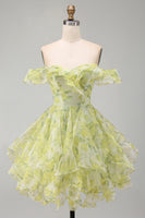 Laden Sie das Bild in den Galerie-Viewer, A-Linie gelbgrünes, schulterfreies, blumiges kurzes Homecoming-Kleid mit Rüschen