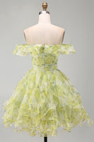 Laden Sie das Bild in den Galerie-Viewer, A-Linie gelbgrünes, schulterfreies, blumiges kurzes Homecoming-Kleid mit Rüschen