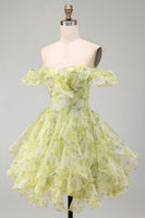 Laden Sie das Bild in den Galerie-Viewer, A-Linie gelbgrünes, schulterfreies, blumiges kurzes Homecoming-Kleid mit Rüschen
