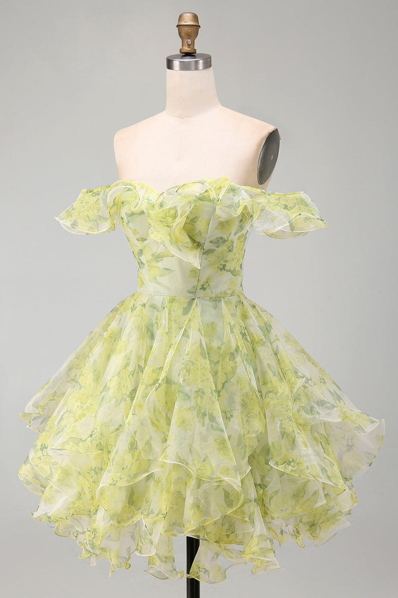Laden Sie das Bild in den Galerie-Viewer, A-Linie gelbgrünes, schulterfreies, blumiges kurzes Homecoming-Kleid mit Rüschen