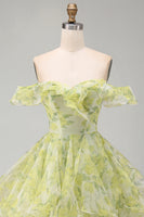 Laden Sie das Bild in den Galerie-Viewer, A-Linie gelbgrünes, schulterfreies, blumiges kurzes Homecoming-Kleid mit Rüschen
