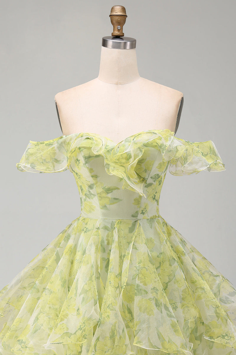 Laden Sie das Bild in den Galerie-Viewer, A-Linie gelbgrünes, schulterfreies, blumiges kurzes Homecoming-Kleid mit Rüschen