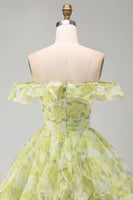 Laden Sie das Bild in den Galerie-Viewer, A-Linie gelbgrünes, schulterfreies, blumiges kurzes Homecoming-Kleid mit Rüschen