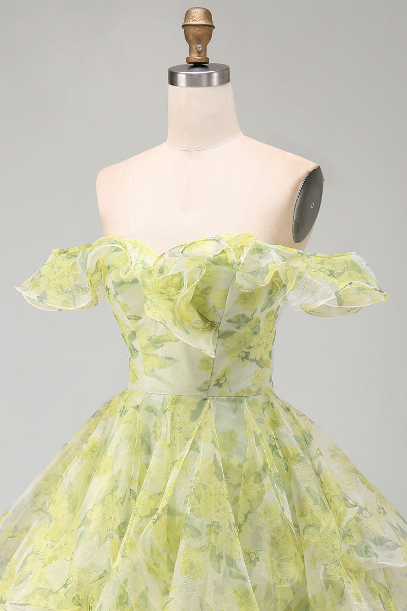 Laden Sie das Bild in den Galerie-Viewer, A-Linie gelbgrünes, schulterfreies, blumiges kurzes Homecoming-Kleid mit Rüschen