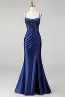 Laden Sie das Bild in den Galerie-Viewer, Marineblaues Blumenstickerei-Korsett mit gerafftem Meerjungfrauen-Satin-Langballkleid mit seitlichem Schlitz