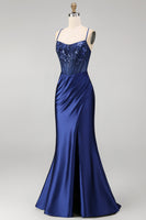 Laden Sie das Bild in den Galerie-Viewer, Marineblaues Blumenstickerei-Korsett mit gerafftem Meerjungfrauen-Satin-Langballkleid mit seitlichem Schlitz