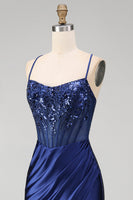 Laden Sie das Bild in den Galerie-Viewer, Marineblaues Blumenstickerei-Korsett mit gerafftem Meerjungfrauen-Satin-Langballkleid mit seitlichem Schlitz
