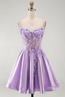 Laden Sie das Bild in den Galerie-Viewer, A-Line lilafarbenes, transparentes Korsett 3D-Blumen-Perlen-Homecoming-Kleid mit Rüschen