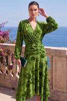 Laden Sie das Bild in den Galerie-Viewer, Grünes A-Linien-Samt-V-Ausschnitt Asymmetrisches gerafftes Midi-Blumenkleid mit langen Ärmeln